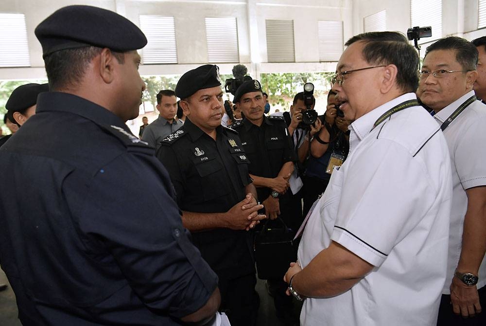 Ayob Khan (tengah) dan Abdul Ghani (kanan) ketika hadir membuat tinjauan bagi proses undi awal di Dewan D'Cerana, Ibu Pejabat Polis Kontinjen Selangor. - Foto Bernama