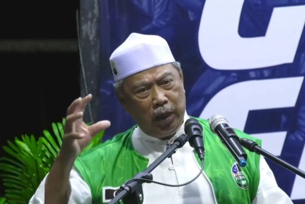 Muhyiddin ketika berucap semasa Ceramah Grand Finale PN di Kijal di sini pada malam Isnin.