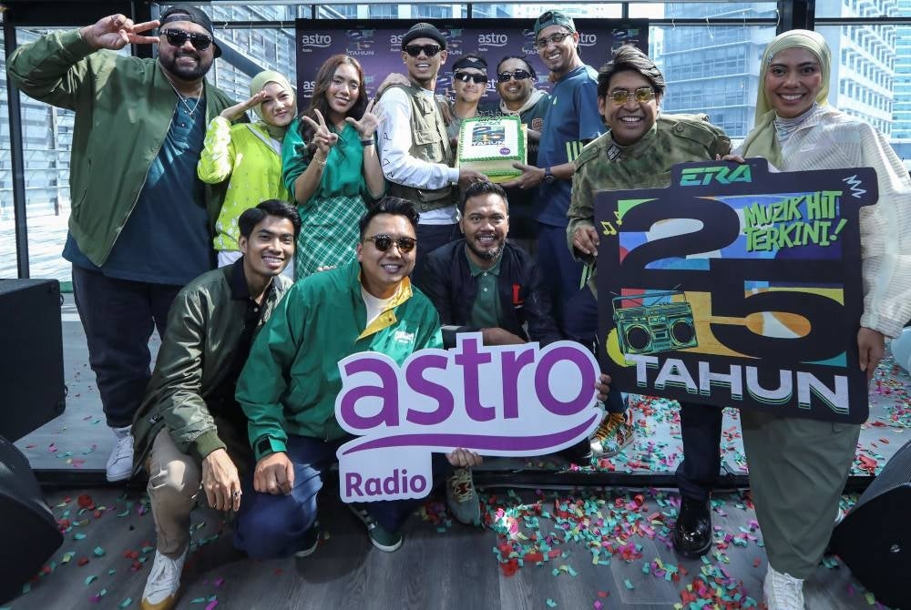 Gambar berkumpulan personaliti-personaliti Era di Sidang Media 'Era 25 Tahun'. - Foto Astro