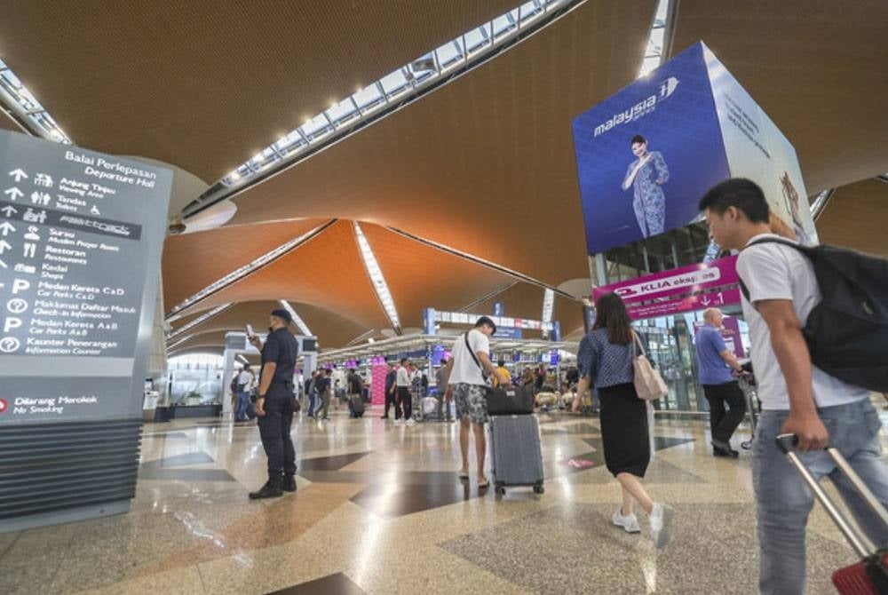 Jumlah ketibaan pelancong asing ke Malaysia dijangka mencecah sekurang-kurangnya 18 juta pengunjung tahun ini. - Gambar hiasan