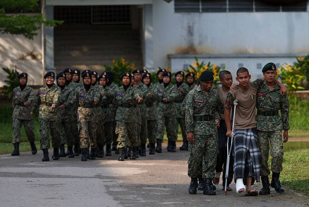 Antara perajurit muda Tentera Darat Malaysia menuju ke pusat pengundian awal bagi menunaikan tanggungjawab mereka di Dewan Serbaguna Pusat Latihan Asas Tentera Darat (PUSASDA) sempena Pilihan Raya Negeri hari ini.