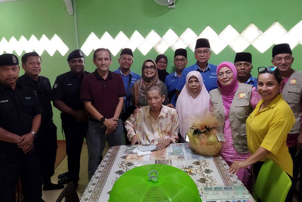 Kelab Otai Pesara IPD Ampang Jaya bersama Sukarelawan Hospital Kuala Lumpur melawat Nothman (duduk) di kediamannya, di sini, pada Selasa.