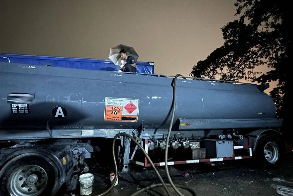 KPDN Negeri Sembilan merampas 9,000 liter diesel bersubsidi dianggarkan bernilai RM19,350 dipercayai diseleweng dalam serbuan Op Tiris di Taman Seremban Jaya pada malam Isnin. - Gambar hiasan