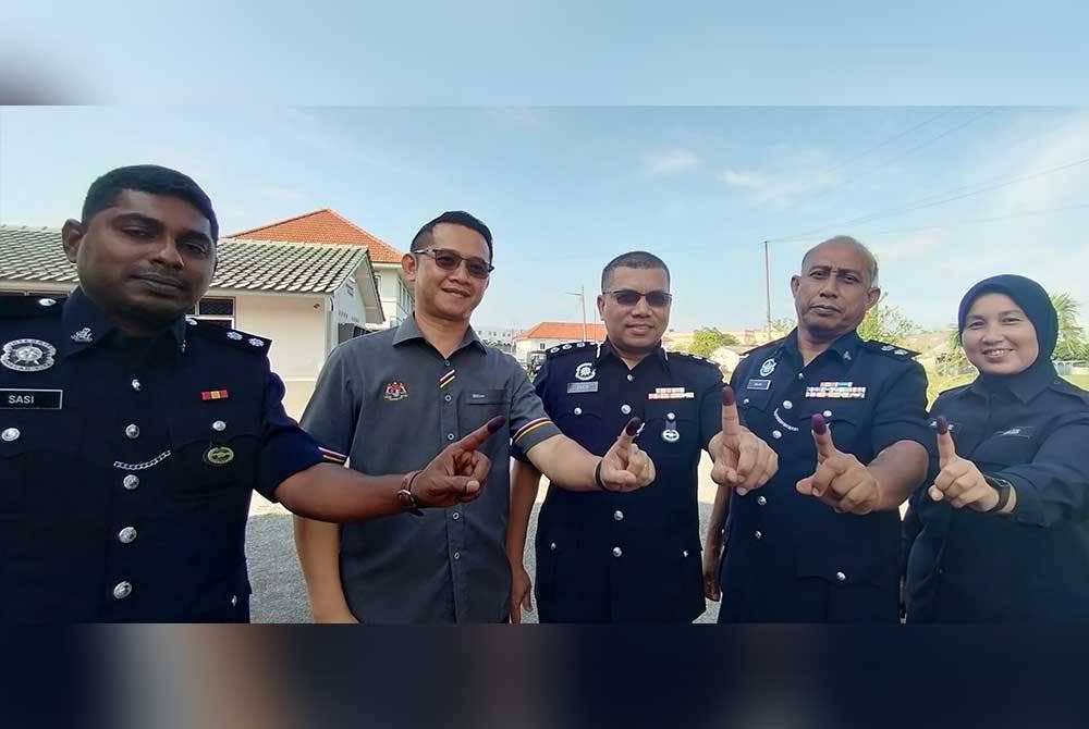 Zaidy (tengah) bersama pegawai dan anggota selepas melaksanakan undi awal di Sekolah Latihan Asas Kepolisan Sungai Petani pada Selasa.