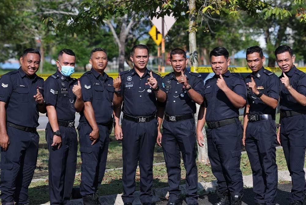Anggota polis dari Batalion 9 PGA Kuala Nerus, Terengganu menunjukkan jari yang dicelup dakwat kekal khas selepas menunaikan tanggungjawab mengundi awal sempena Pilihan Raya Negeri pada Selasa. - Foto: Bernama