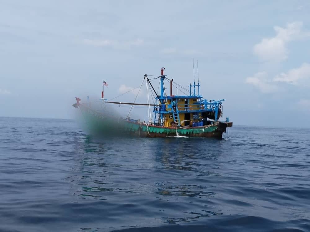 Bot kelas C yang dinaiki lima nelayan berkenaan ditahan untuk siasatan lanjut.
