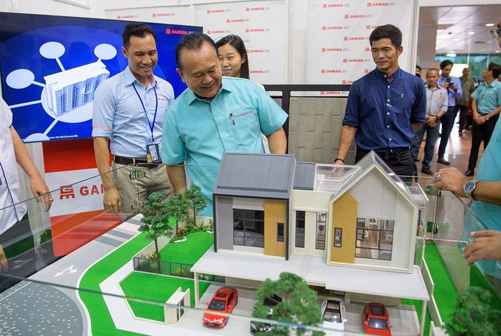 Nanta melawat pameran pada majlis perasmian Rumah Contoh IBS sempena Majlis Bina 2023 di Pusat Konvensyen Lembaga Pembangunan Industri Pembinaan Malaysia (CIDB) pada Selasa. - Foto: Bernama