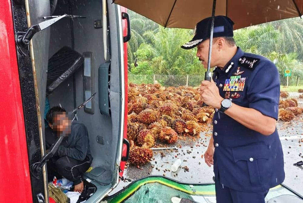 Mohd Yusri meninjau sendiri keadaan pemandu lori yang terbabit dalam kemalangan hingga mengakibatkan kesesakan di laluan Alor Pongsu-Bukit Merah pada Selasa.