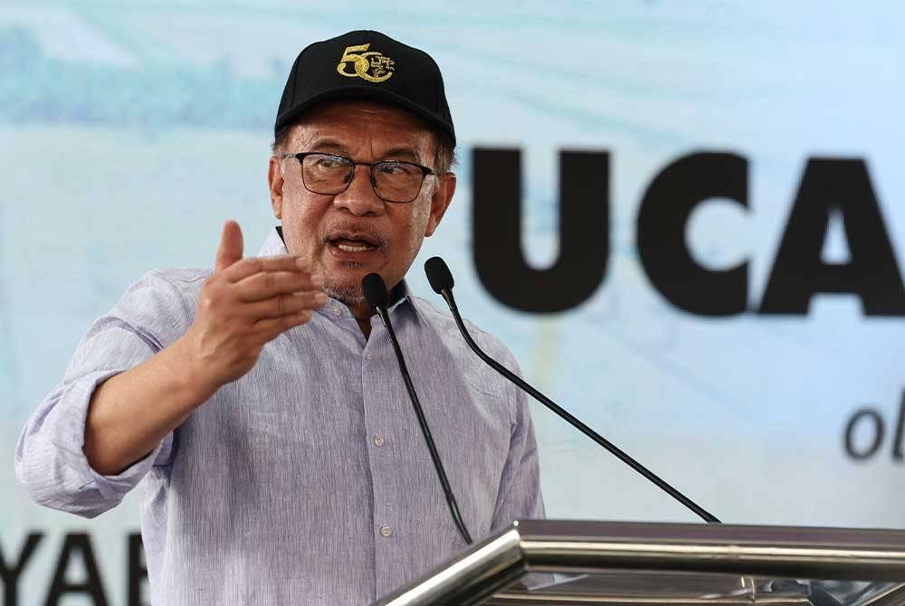 Anwar berucap pada Majlis Sentuhan Agro Madani Negeri Perak di Dataran Kerian Permai pada Selasa. - Foto Bernama