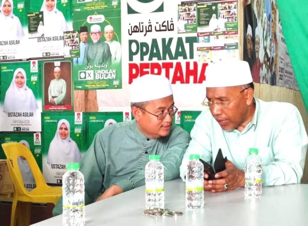 Idris (kanan) bersama Mohd Nazlan semasa turun padang ke DUN Limbongan, Pasir Puteh.