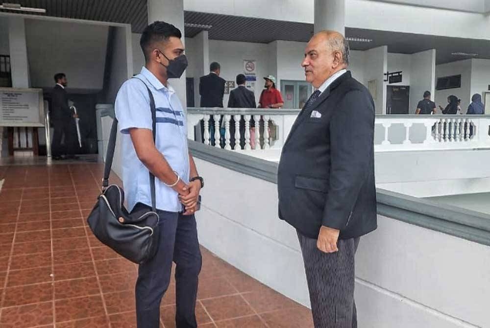 Kalvinder Singh(kiri) bersama peguamnya di Mahkamah Sesyen di Ayer Keroh, di sini, pada Selasa.