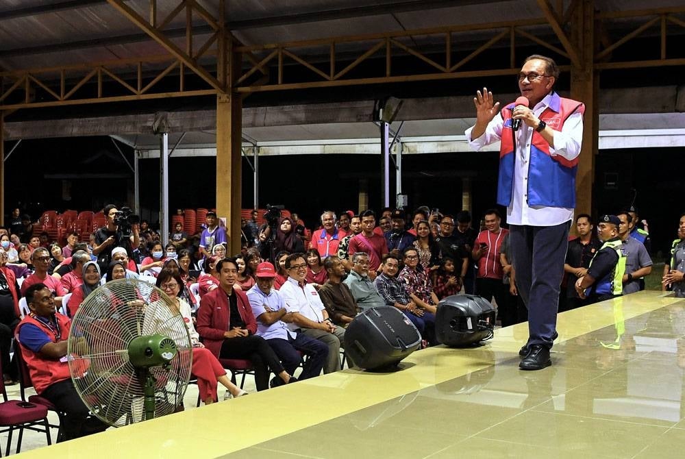 Anwar berucap semasa berkempen pada Jelajah Perpaduan Madani DUN Chuah sempena PRN di Dataran Homestay Pachitan, Port Dickson hari ini. - Foto Bernama