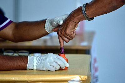 Seramai 49,660 anggota ATM dan 47,728 anggota polis bersama pasangan masing-masing akan terlibat dengan pengundian awal hari ini. - Foto Bernama