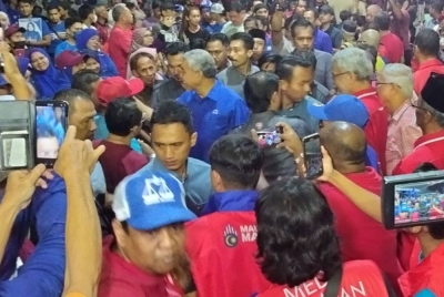 Ahmad Zahid (tengah) disambut penduduk ketika hadir pada Ceramah Jelajah Perpaduan Madani di Jalan Kebun Sultan.