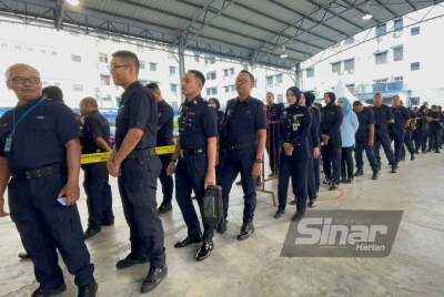 Anggota dan pegawai polis Pulau Pinang beratur sejak jam 8 pagi di Ibu Pejabat Polis Kontinjen Pulau Pinang, Georgetown untuk proses pengundian awal pada Selasa.