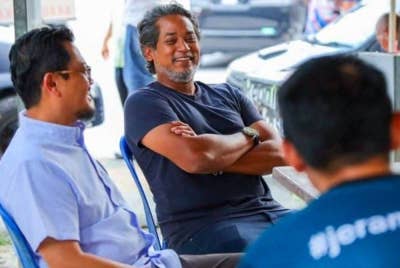 Khairy dilihat meluangkan masa ketika kempen Harisson di Puncak Alam pada Isnin - Foto Facebook/Harisson Hassan