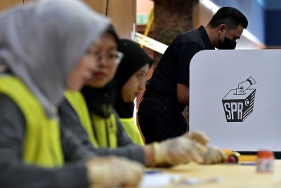 Anggota polis menunaikan tanggungjawab sebagai pengundi awal di Pusat Pengundian Awal Dewan D'Ceranan Ibu Pejabat Polis Kontinjen Selangor sempena Pilihan Raya Negeri Selangor hari ini. - Foto Bernama