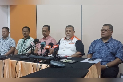 Aminolhuda (dua dari kanan) mempengerusikan mesyuarat Amanah Johor di Kangkar Pulai pada malam Isnin.