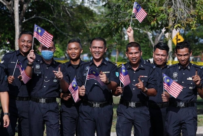 Anggota Polis Diraja Malaysia (PDRM) dari Batalion 9 Pasukan Gerakan Am (PGA) menunjukkan jari yang dicelup dakwat kekal khas selepas menunaikan tanggungjawab mengundi awal sempena Pilihan Raya Negeri (PRN15), hari ini.
