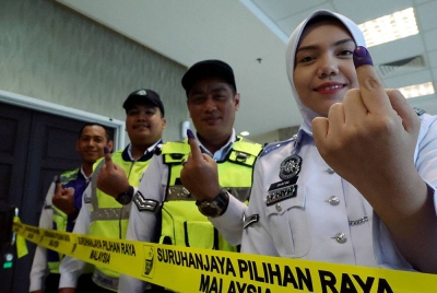 Anggota Polis Trafik menunjukkan jari mereka setelah menunaikan tanggungjawab pada proses pengundian awal sempena Pilihan Raya Negeri (PRN) di Ibu Pejabat Kontinjen Polis Kedah (IPK) hari ini.