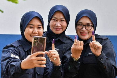 Gelagat Anggota Polis Diraja Malaysia (PDRM) berswafoto dengan jari yang mempunyai kesan calitan dakwat kekal selepas proses pengundian awal sempena Pilihan Raya Negeri (PRN) di Kem Batalion 8 Pasukan Gerakan Am (PGA), Pengkalan Chepa hari ini.