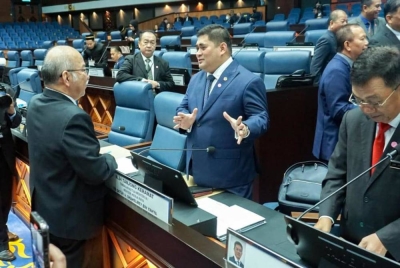 Shahelmey bersama Teck Lee pada Sidang DUN Sabah di Kota Kinabalu.