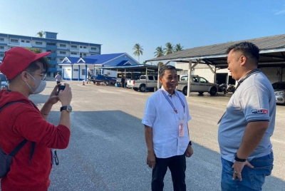 Muhammad Pahemi (tengah) ketika membuat tinjauan proses mengundi awal di IPD Besut pada Selasa.