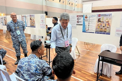 Mohamad meluangkan masa meninjau pusat pengundian awal di Pengkalan Udara Sendayan, Negeri Sembilan.