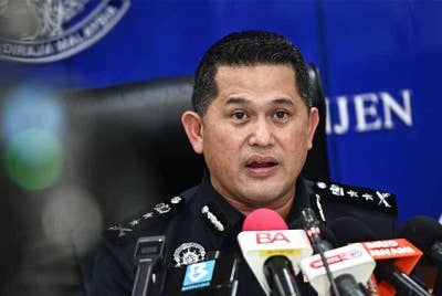 Mazli bercakap kepada pemberita ketika sidang akhbar selepas meninjau proses mengundi awal bagi PRN di Ibu Pejabat Polis Kontinjen Terengganu (IPK). - Foto Bernama
