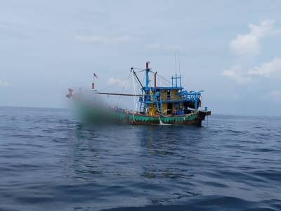 Bot kelas C yang dinaiki lima nelayan berkenaan ditahan untuk siasatan lanjut.
