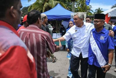 Ahmad Zahid beramah mesra bersama orang ramai pada Program Desa Cerdas Jabatan Kemajuan Masyarakat (Kemas) di Taman Nilam, Ayer Hangat hari ini. - Foto Bernama