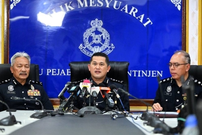 Mazli (tengah) ketika sidang media selepas meninjau proses pengundian awal di Ibu Pejabat Polis Kontinjen Terengganu (IPK), di Kuala Terengganu, pada Selasa.