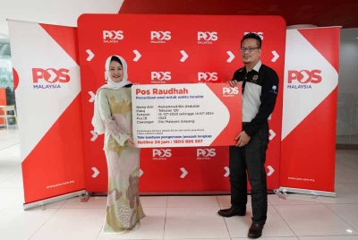 Ketua Peruncitan Pos Malaysia, Khazalin Ghuzal (kiri) dan Ketua Pegawai Eksekutif Bumijez Sdn. Bhd., Abdul Halim Hamzah memperkenalkan Pos Raudhah.