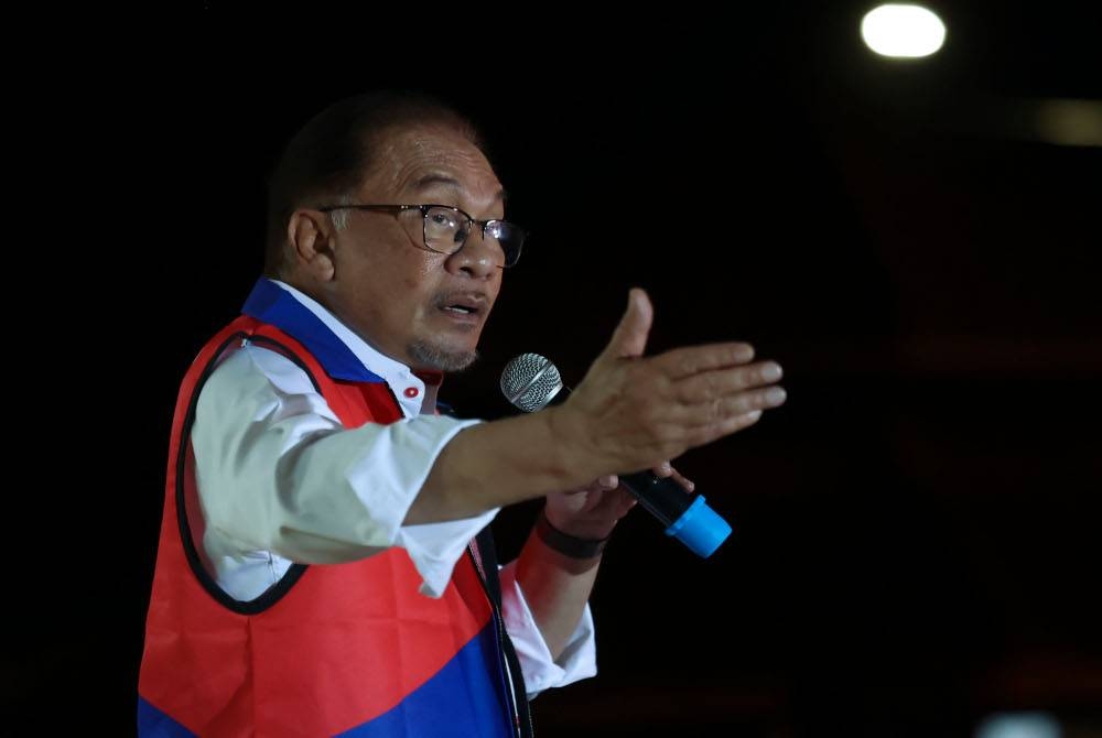 Anwar ketika berucap pada program Jelajah Perpaduan Madani Negeri Sembilan di Stadium Tuanku Abdul Rahman, Paroi pada Selasa malam. - Foto Bernama
