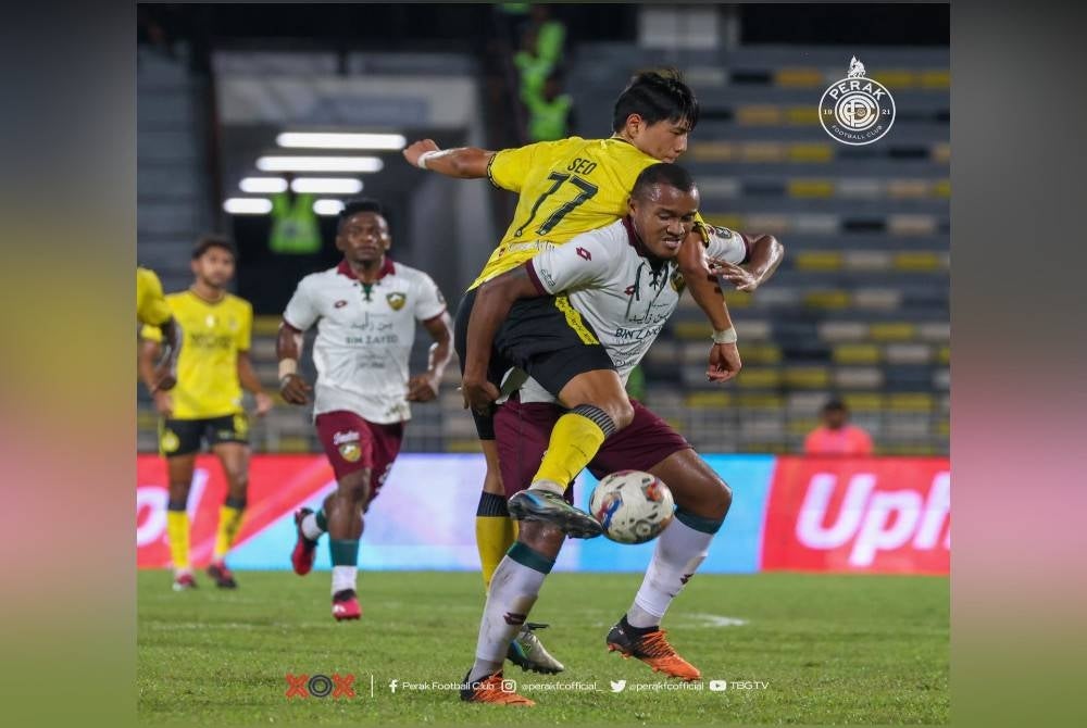 Seonung (kiri) ketika aksi Perak menentang Kedah Darul Aman dalam perlawanan pertama pusingan 16 Piala Malaysia di Stadium Perak baru-baru ini.