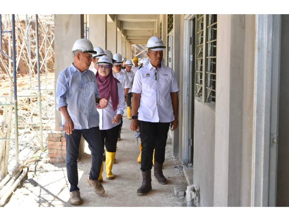 Ketua Setiausaha KPM, Dato’ Indera Nik Nasarudin Mohd Zawawi (depan, kanan) meninjau tapak projek serta mendengar penerangan mengenai pembinaan infrastruktur sekolah.