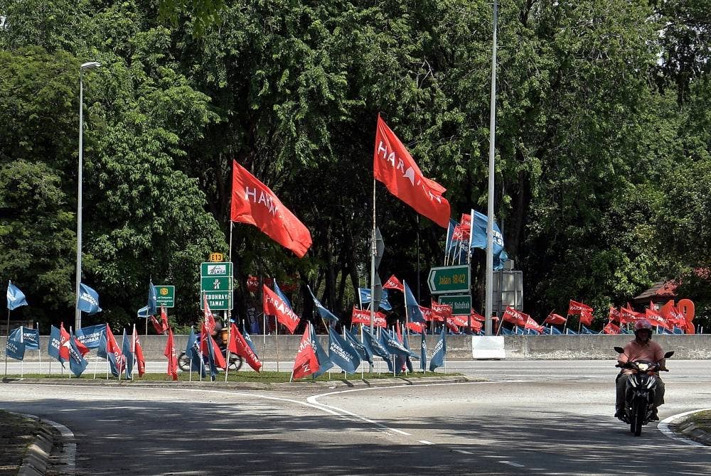 Bendera-bendera parti politik yang bertanding menghiasi jalan raya di sekitar Seksyen 19, menghangatkan lagi kempen PRN. - Foto Bernama
