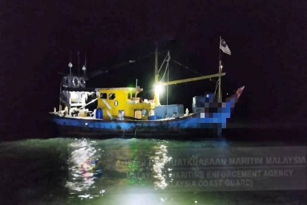 Bot yang dikendalikan tekong dan awak-awak warga Myanmar ditahan Maritim Malaysia selepas gagal menunjukkan dokumen pengenalan diri yang sah. - Foto Maritim Malaysia