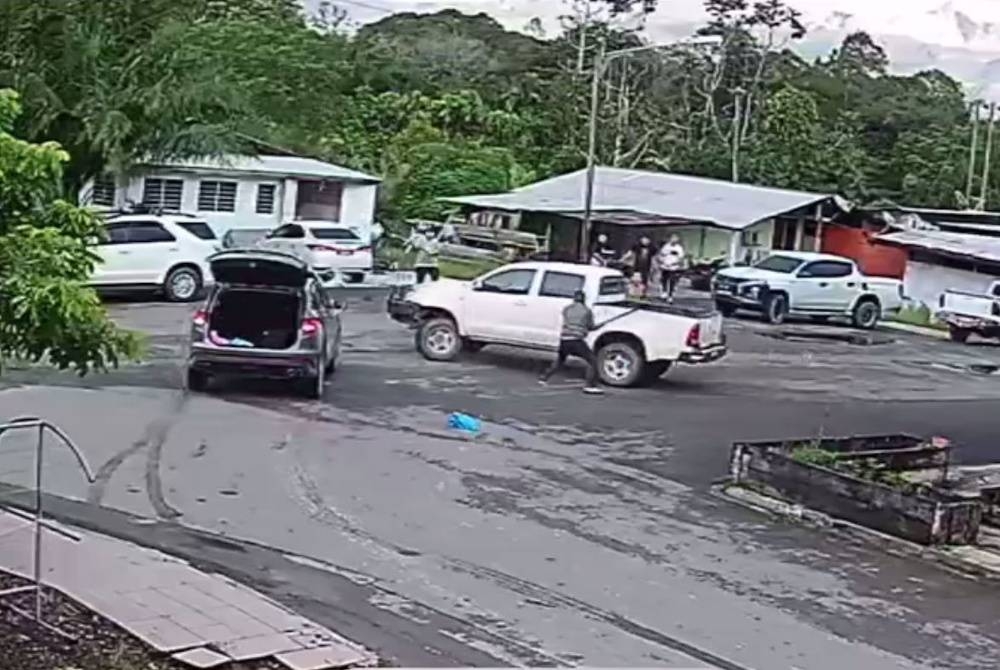 Pergaduhan yang tular menerusi media sosial itu menyebabkan seorang lelaki cedera pada bahagian tangan akibat dilanggar oleh kenderaan dipandu seorang lelaki lain.