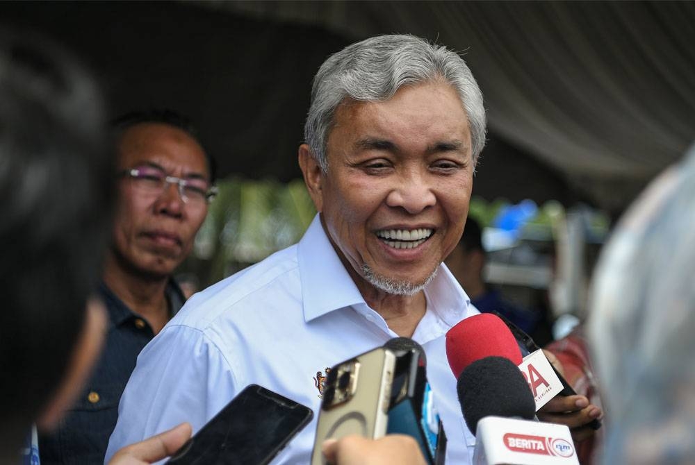 Timbalan Perdana Menteri Datuk Seri Dr Ahmad Zahid Hamidi ketika sidang media selepas merasmikan Program Desa Cerdas Jabatan Kemajuan Masyarakat (KEMAS) di Taman Nilam, Ayer Hangat hari ini. - Foto: Bernama