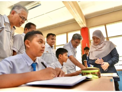 Menteri Pendidikan, Fadhlina Sidek dan Ketua Pengarah Pendidikan, Datuk Hj Pkharuddin Hj Ghazali meneliti aktiviti pengajaran dan pembelajaran dalam kelas.