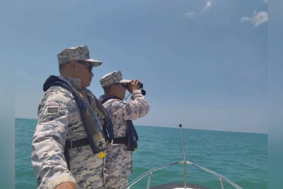 Anggota Maritim Malaysia melaksanakan operasi carilamat mangsa bot karam di perairan Kuala Pahang sebelum ditamatkan pada Selasa selepas tiada sebarang
petunjuk baharu ditemui.