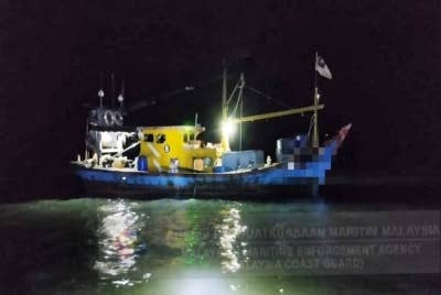 Bot yang dikendalikan tekong dan awak-awak warga Myanmar ditahan Maritim Malaysia selepas gagal menunjukkan dokumen pengenalan diri yang sah. - Foto Maritim Malaysia
