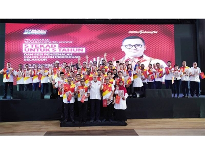 Menteri Besar Selangor, Datuk Seri Amirudin Shari (depan, dua dari kiri) bersama pimpinan parti PH-BN serta seluruh calon daripada kerajaan negeri kini bekerja keras menghadapi PRN yang akan diadakan pada Sabtu ini.