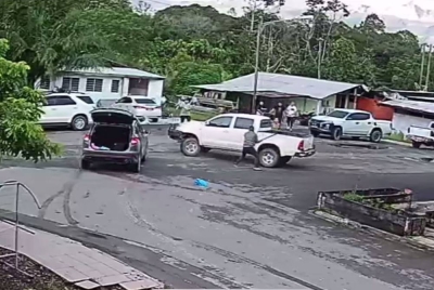 Pergaduhan yang tular menerusi media sosial itu menyebabkan seorang lelaki cedera pada bahagian tangan akibat dilanggar oleh kenderaan dipandu seorang lelaki lain.