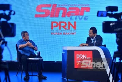 Sinar Live bersama Calon PN DUN Paya Jaras, Datuk Dr Ab Halim Tamuri (kiri) bertajuk Mampukah Jadi Hadiah PN? yang dihoskan oleh Asraf Awaluddin (kanan) di Studio Sinar Harian pada Rabu. - Foto Sinar Harian ASRIL ASWANDI SHUKOR