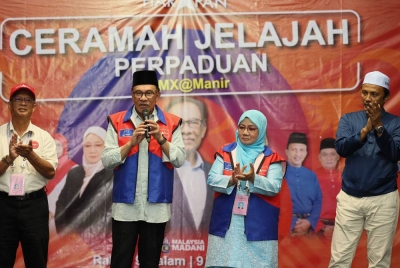 Anwar (dua dari kiri) memperkenalkan calon-calon PRN, Osman (kiri), Ika Lisut (dua dari kanan) dan Rozi Mamat pada Program Ramah Mesra Bersama Masyarakat Manir dan Ceramah Jelajah Madani di Kampung Batu Hampar malam Rabu. - Foto: Bernama