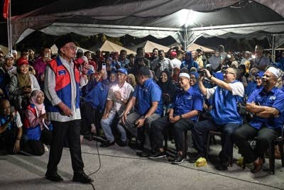 Anwar ketika berucap pada Program Ceramah Jelajah Perpaduan Madani di Kampung Telemong malam Rabu. - Foto: Bernama