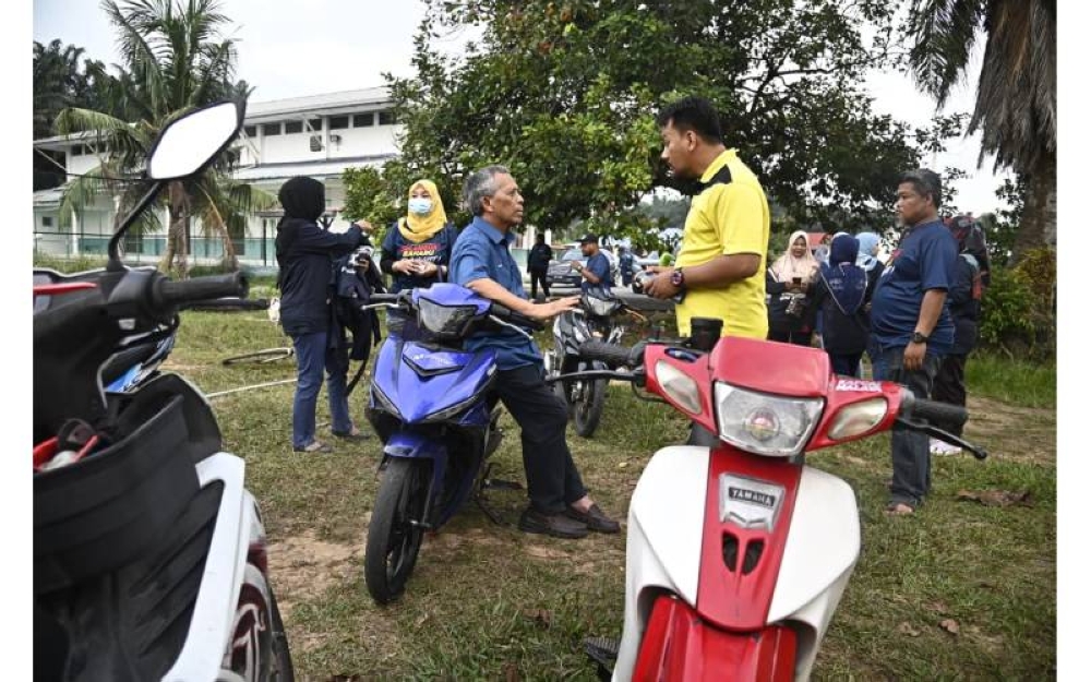 Jamil tekun (duduk) mendengar pandangan daripada seorang pengundi di DUN Dengkil.