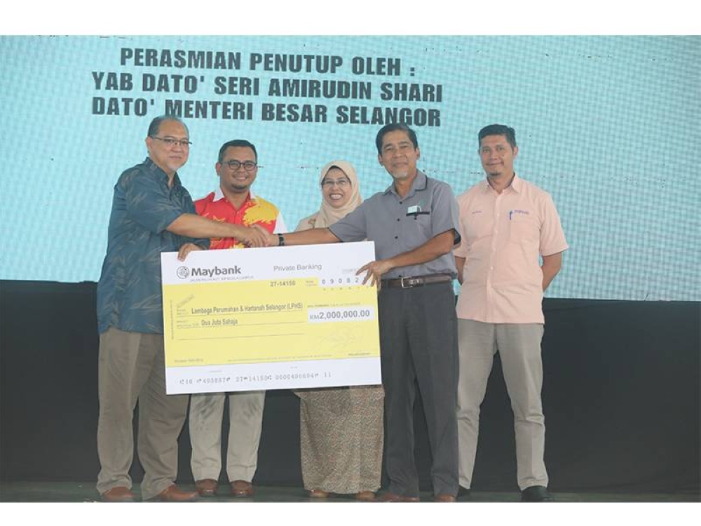 Simbolik penyampaian cek antara wakil pemaju dengan Pengarah Eksekutif Lembaga Perumahan Hartanah Selangor (LPHS), Datuk Dr Juhari Ahmad (dua dari kanan) sambil disaksikan Amirudin (dua dari kiri).